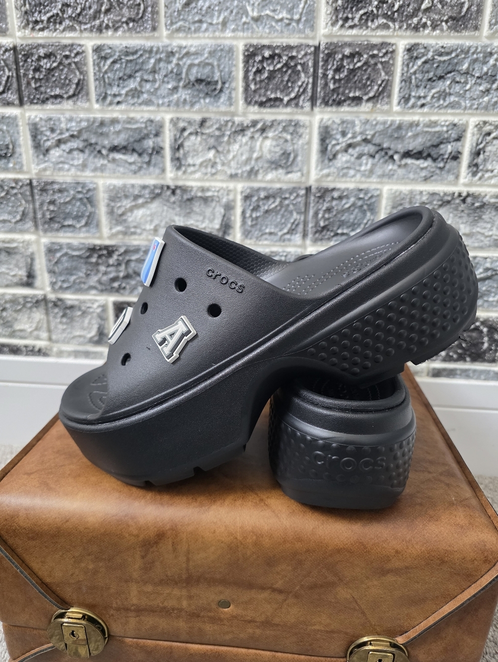 Crocs Men's Black Platform Clog Cute Jibbitz Charms Size 8